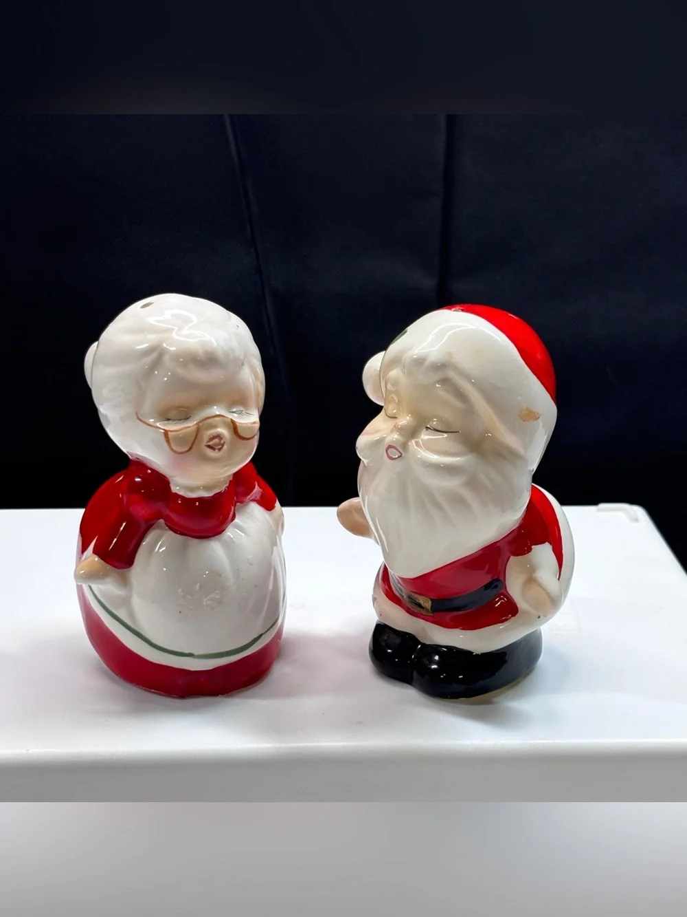Ceramic Vtg Santa And Mrs Claus Kissing Salt & Pepper Shaker Set Taiwan